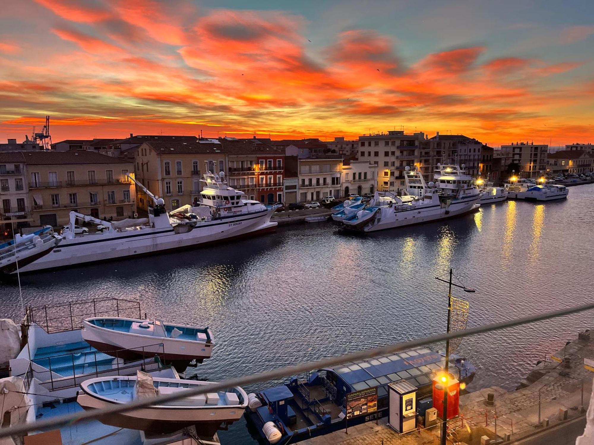 Beau 3 Pieces Climatise Vue Canal Idealement Situe Centre Ville Sete Exterior photo